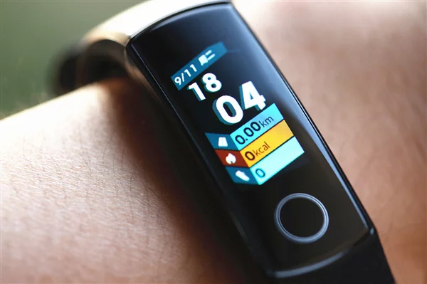 REGISTRA TU ACTIVIDAD Y MANTENTE CONECTADO CON UNA SMARTBAND