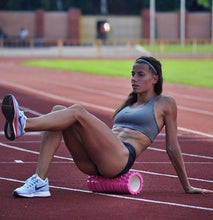 Cargar imagen en el visor de la galería, atleta usando foam roller
